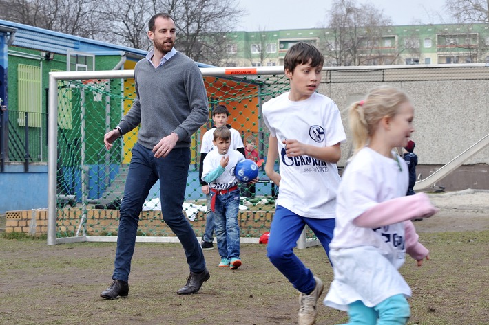 Christoph Metzelder und Gazprom unterstützen Berliner Straßenkinder (FOTO)