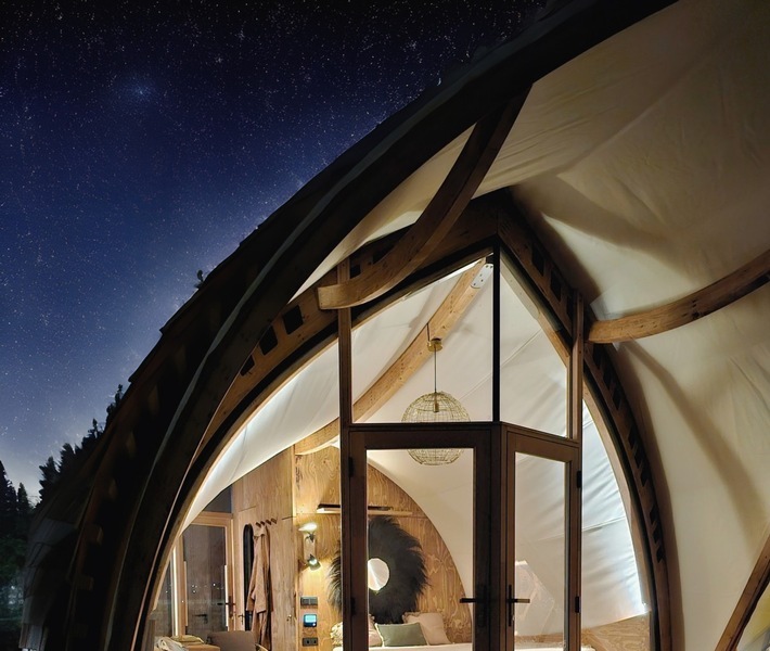 STROHBOID Mountain Chalet bei Nacht