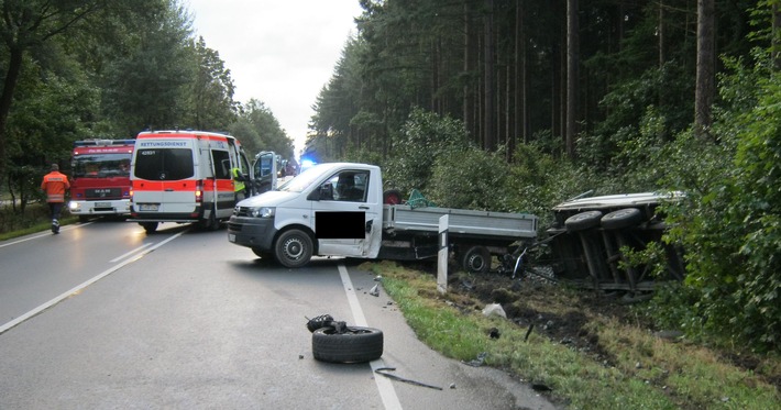 POL-NI: Passat gerät auf Gegenfahrbahn und kollidiert mit Transporter samt Anhänger