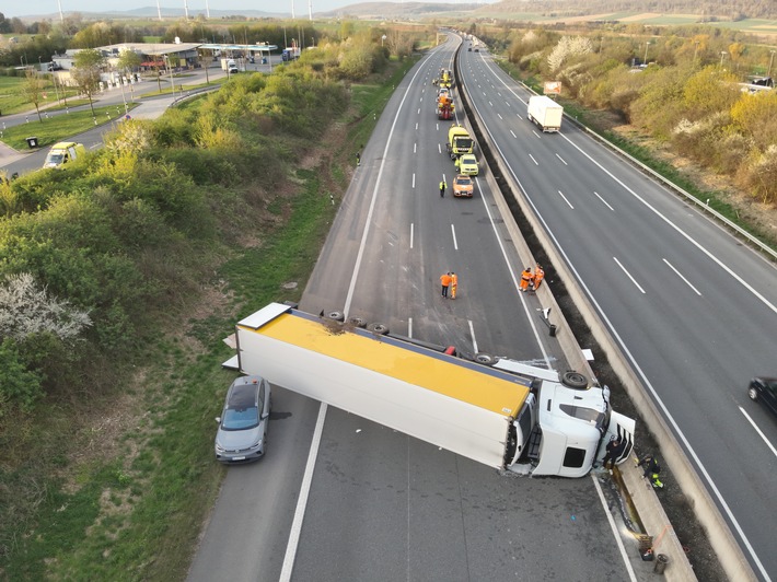 POL-HI: Verkehrsunfall mit andauernder Vollsperrung der BAB 7