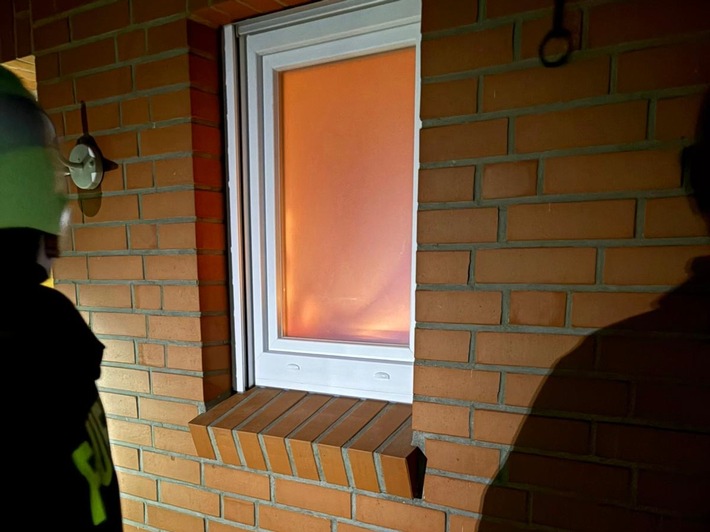 FW-AUR: Kerzenschein für Brand gehalten