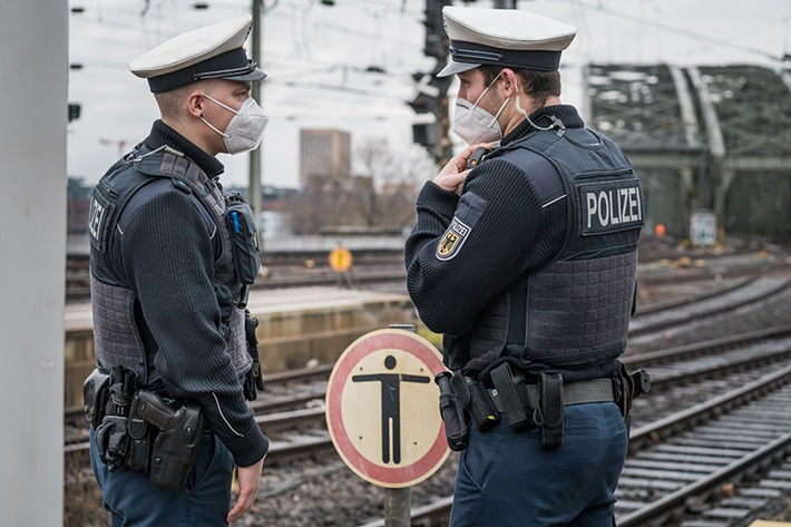 BPOL NRW: Bundespolizei ermittelt nach lebensgefährlicher Aktion; Frau in den Gleisen unterwegs