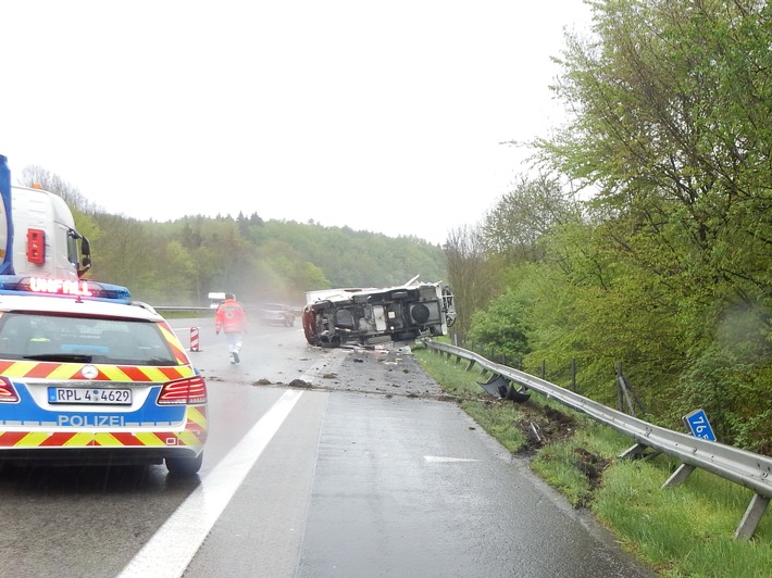 POL-VDKO: Verkehrsunfall mit einer verletzten Person, Wohnmobil umgestürzt.