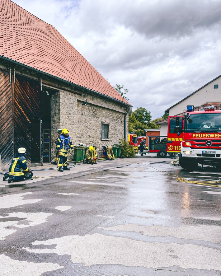 FW-DT: Detmolder Feuerwehr bekämpft Brand in Scheune