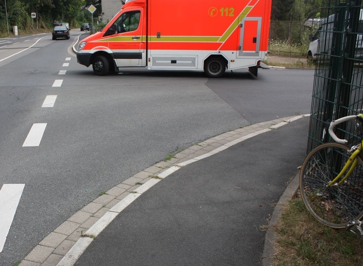 POL-RBK: Rösrath - Gehwegkante stoppt Rennradfahrer