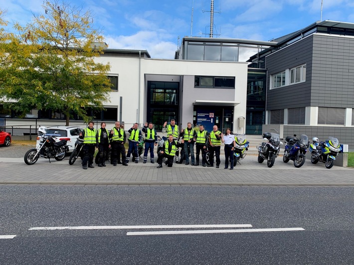 POL-OH: "Biker auf Augenhöhe" - Polizei Osthessen lehnt sich mit Bikerinnen und Bikern sicher in die Kurve