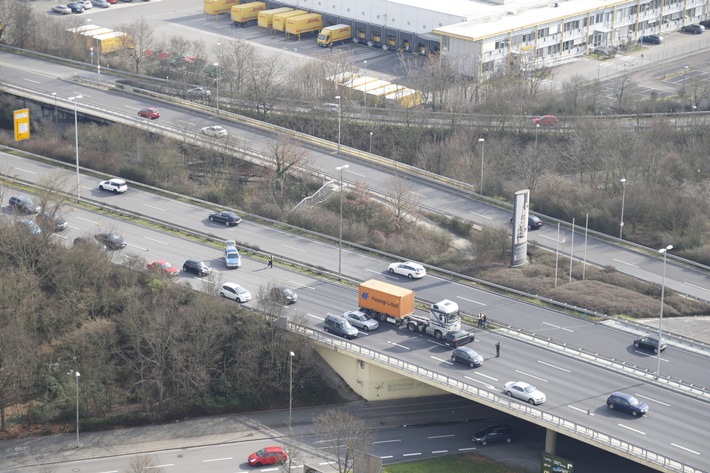 POL-PPRP: Unfall zwischen Lkw und Pkw auf Hochstraße Süd (B 37)