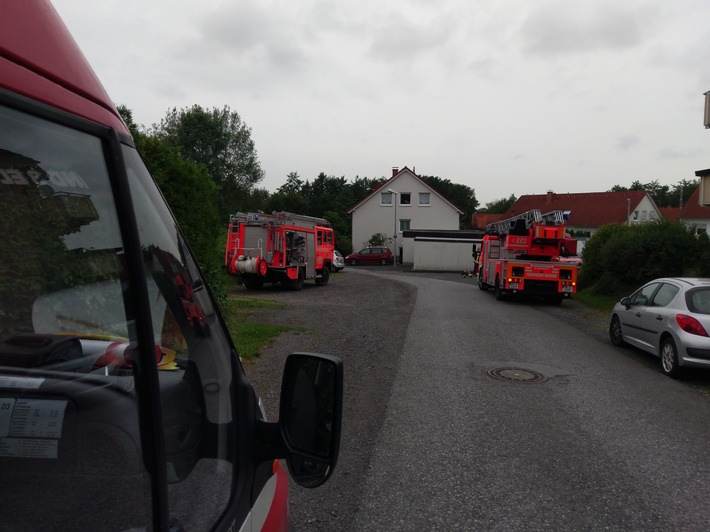 FW Menden: Brand in einem Einfamilienhaus schnell gelöscht