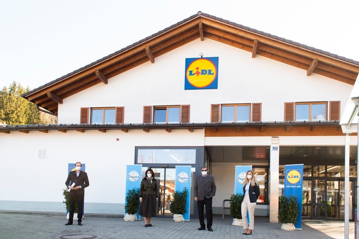 Bayerische Staatsministerin Michaela Kaniber besucht Lidl-Filiale in Tegernsee / Regionales Sortiment und Zusammenarbeit mit bayerischen Lieferanten standen im Fokus des Filialrundgangs