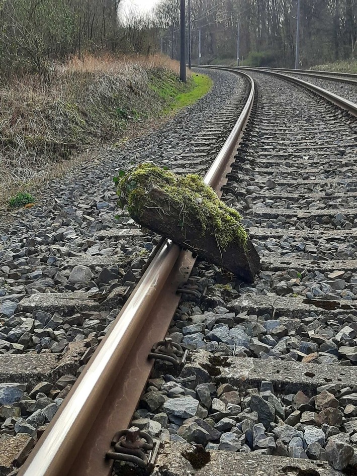 POL-ME: Gefährlicher Eingriff in den Bahnverkehr - Mann legt Gegenstände auf Schienen - Schnelle Reaktion vom Triebfahrzeugführer - Velbert - 2204005