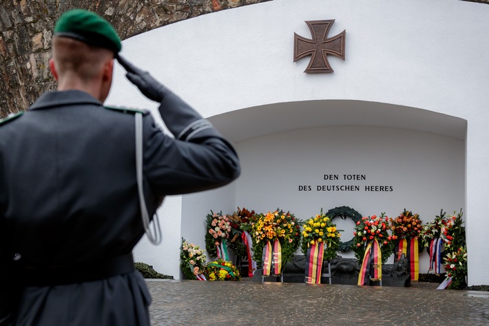 Dr. Hans-Peter Bartels spricht bei Gedenkfeier am Ehrenmal des Deutschen Heeres