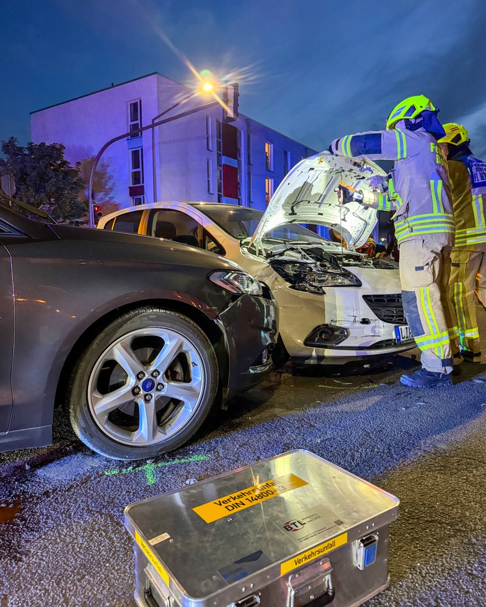 FW-DT: Zwei Einsätze kurz nacheinander - Verkehrsunfall und brennender Mülleimer