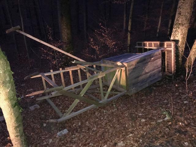 POL-FR: Rheinfelden: Jagdkanzel umgeworfen und beschädigt - Polizei sucht Zeugen!