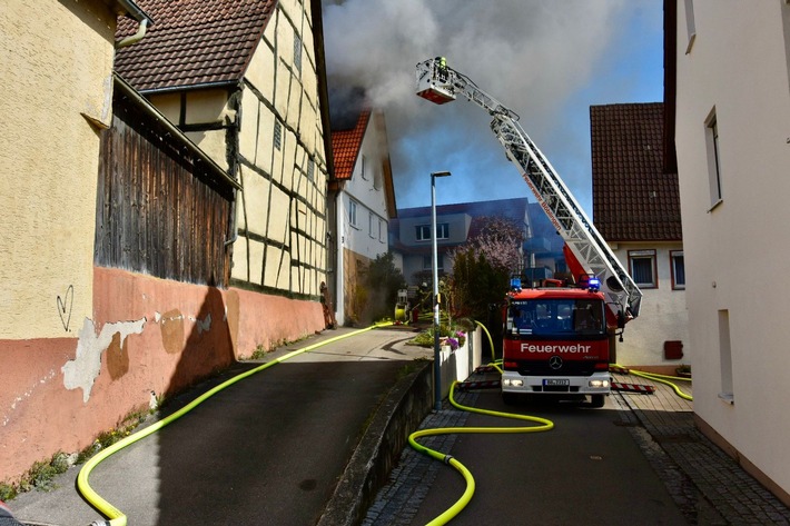 FW Böblingen: Garagenbrand greift auf Wohnhaus über