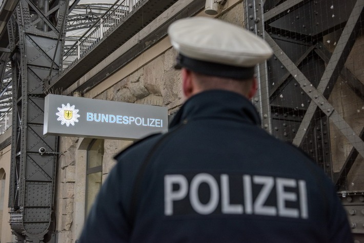 BPOL-KS: Renitenter Handy-Dieb tritt nach Bundespolizisten