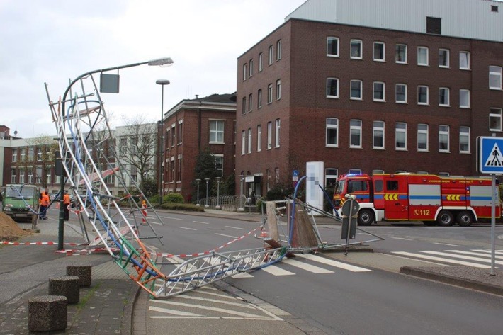 POL-KR: Uerdingen: Unfallflucht - Polizei sucht Lkw-Fahrer