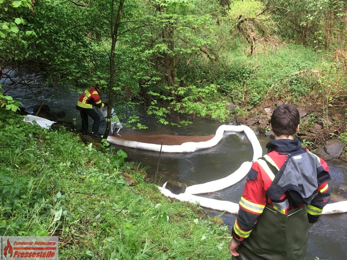 FW-PL: Diesel läuft in Elsebach - Feuerwehr setzt Ölsperren