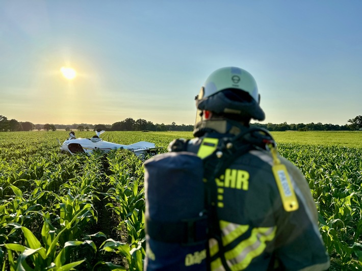 FW Hünxe: Zwei verletzte Personen nach Flugzeugabsturz