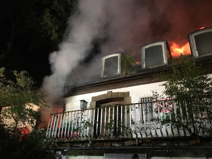 FW Ratingen: Gebäude brennt in voller Ausdehnung - Feuerwehr stundenlang im Einsatz (bebildert)
