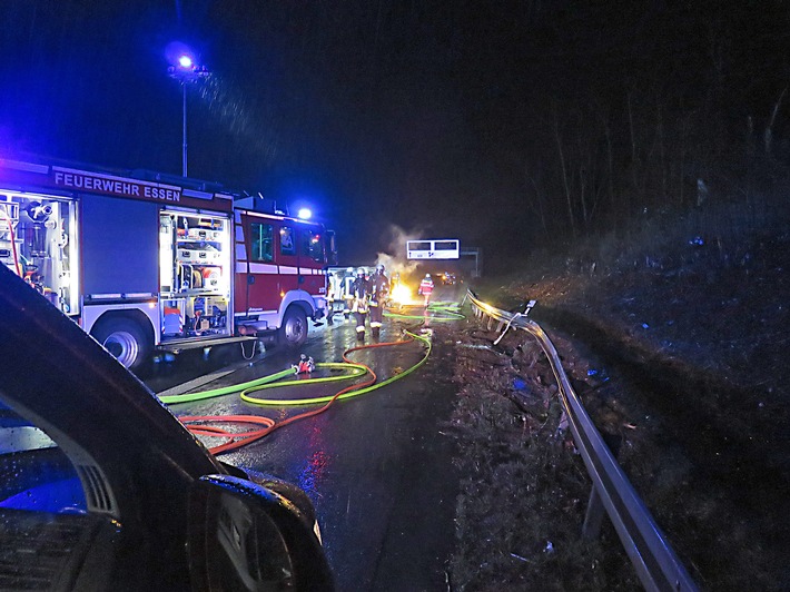 FW-E: Alleinunfall eines Kastenwagens (Mercedes Sprinter), Fahrzeug gerät in Brand, Fahrer nur leicht verletzt