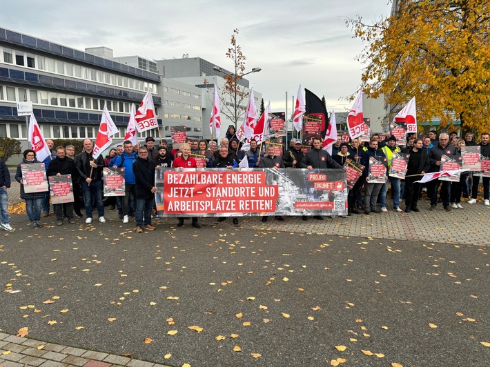 Aktion bei Siltronic AG in Freiberg: 150 Beschäftigte der energieintensiven Industrie und IGBCE machen Druck für Brückenstrompreis