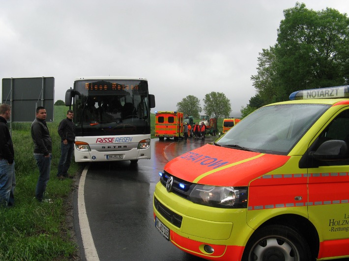 POL-HOL: Landesstraße 588 Gemarkung  Halle-Bremke: Unfall mit Bus geht glimpflich aus - Zwei Leichtverletzte und Sachschaden -