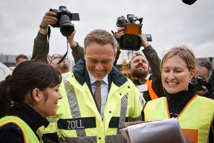 GZD: Erfolgreiche Jahresbilanz 2023 / Der Zoll - ein bedeutender Standortfaktor für die deutsche Wirtschaft