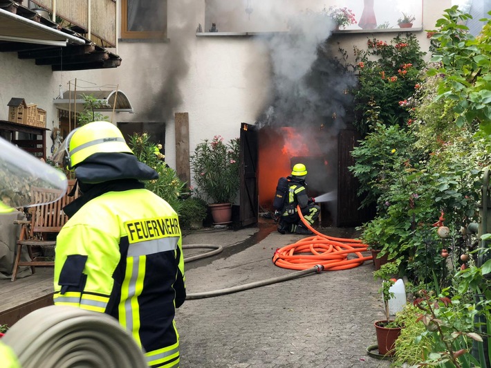 POL-PDKO: Brand einer Wohnhausgarage in Nickenich