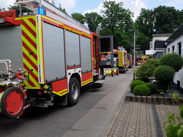 FW-GE: Feuer auf Flachdach - Feuerwehr kann schlimmeres verhindern