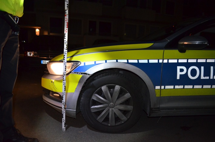 POL-HI: Gemeinsame Pressemeldung der StA und Polizei Hildesheim
Transporter rammt Streifenwagen