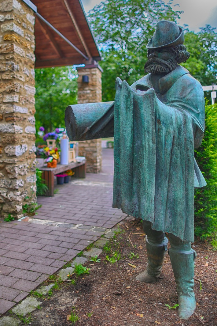 POL-OS: Bad Laer: Gemeinsame Pressemitteilung der Polizei Osnabrück und der Gemeinde Bad Laer- Bronzestatue "Der Leineweber" entwendet