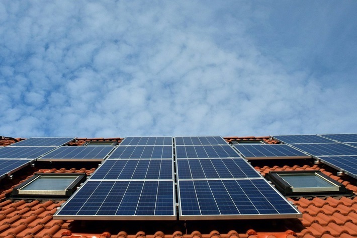 Photovoltaik Anlagen Hamburg Wandsbek - Top Experte Jürgensen aus Hamburg berät auf höchstem Niveau, aber trotzdem für jeden verständlich / Weiterer Text über ots und www.presseportal.de/nr/153077 / Die Verwendung dieses Bildes ist für redaktionelle Zwecke unter Beachtung ggf. genannter Nutzungsbedingungen honorarfrei. Veröffentlichung bitte mit Bildrechte-Hinweis.