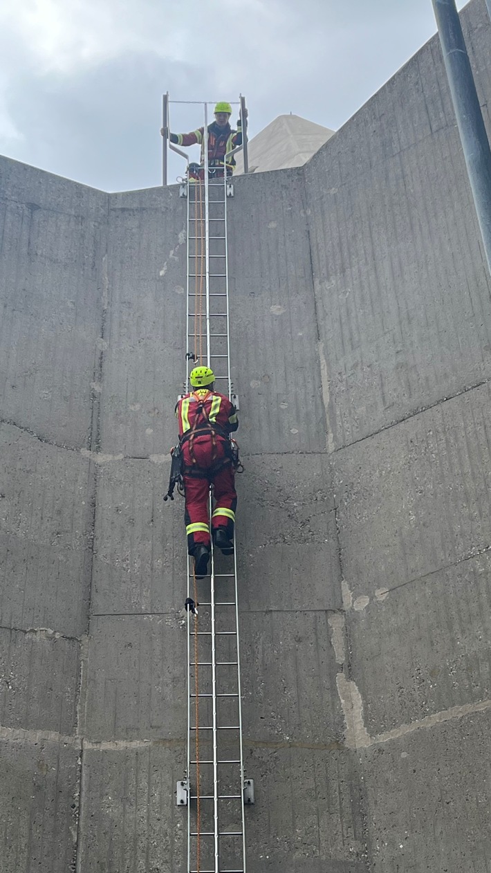 FW-Velbert: Feuerwehr übt auf Nevigeser Dom