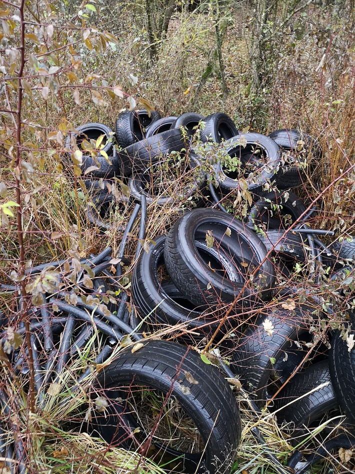 POL-UL: (UL) Erbach - Altreifen und Kabelummantelungen im Wald bei Erbach entsorgt / Bei Ermittlungen wegen einer Umweltstraftat hofft die Polizei jetzt auf Zeugenhinweise.