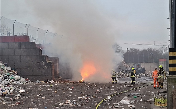 FW-OB: Brand in einem Müllentsorgungsbetrieb