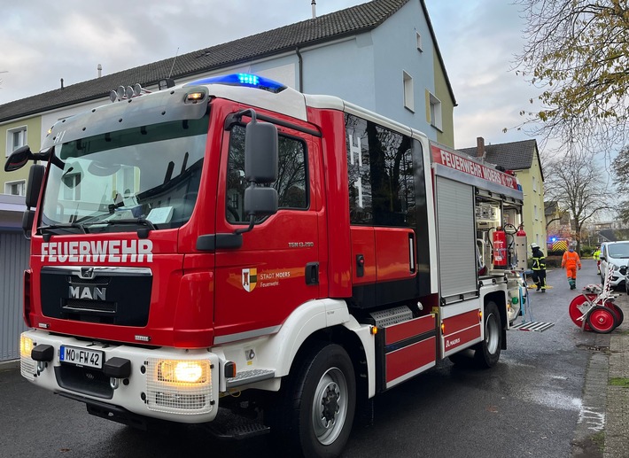 FW Moers: Rauchmelder alarmieren Hausbewohner / Rauchentwicklung im Mehrfamilienhaus