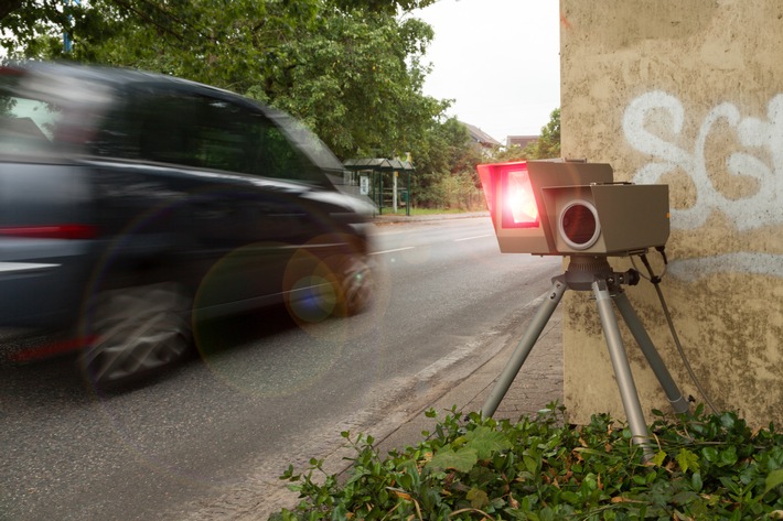 POL-ME: Verkehrsdienst stellt 61 Geschwindigkeitsverstöße fest - Velbert - 2210169