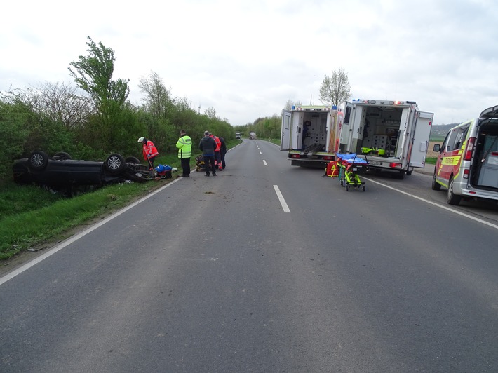 POL-HM: Schwerer Verkehrsunfall auf der L 434 bei Hessisch Oldendorf - Fahrzeug überschlägt sich mehrfach