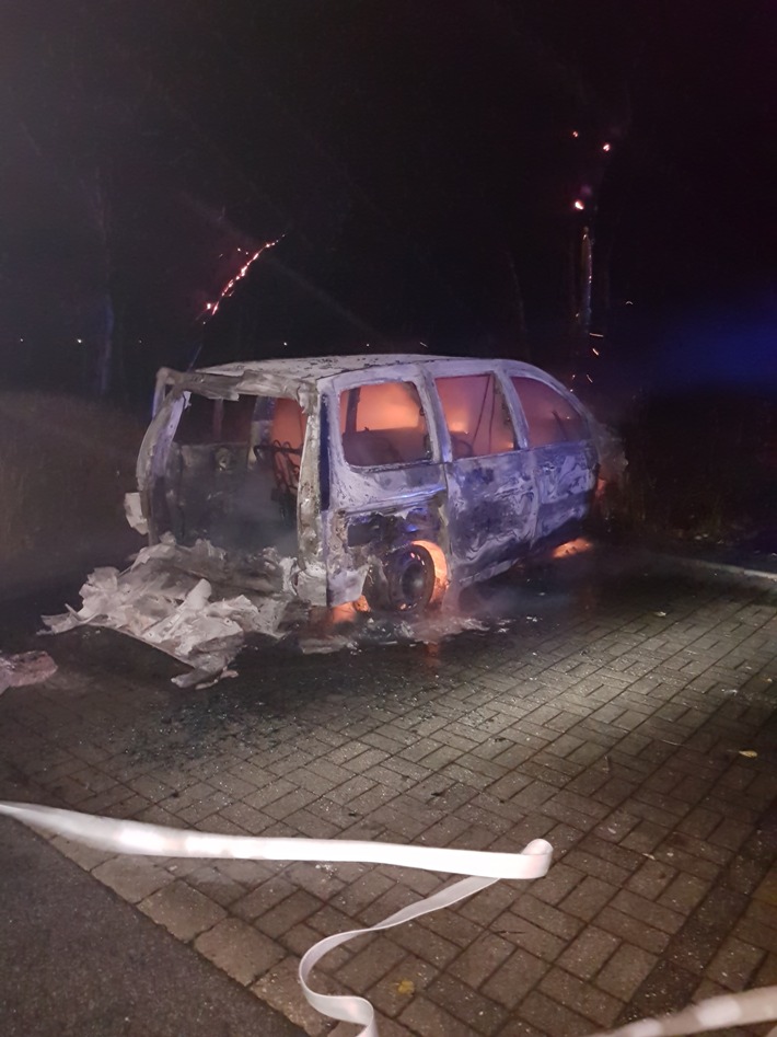 FW-DO: 26.11.2017 - Feuer in Aplerbeck,
Mini-Van brannte komplett aus