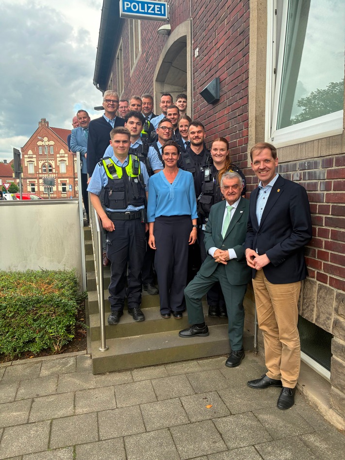 POL-COE: Lüdinghausen/ Herbert Reul besucht Polizeiwache