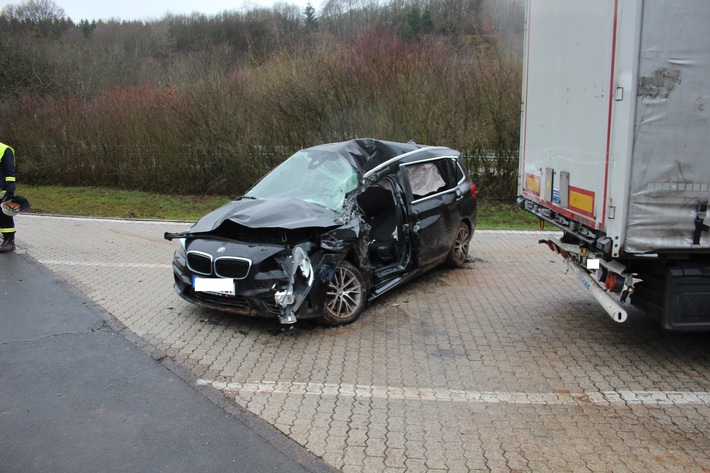 POL-PDWIL: Verkehrsunfall mit vier verletzten Personen