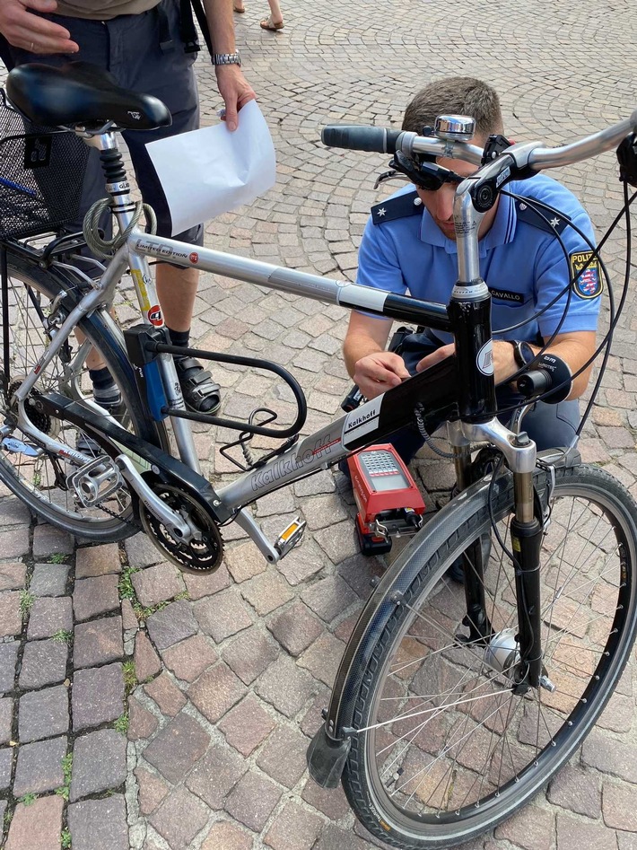 POL-OF: Weitere Hinweise zu Handtaschen-Dieben erbeten; Sexueller Übergriff auf 33-Jährige: Kripo bittet um Hinweise zu Radfahrer und mehr