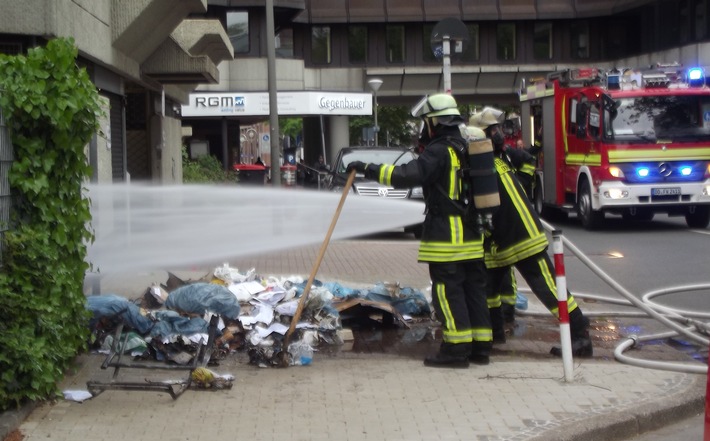 FW-DO: 08.05.2019 - Feuer in der Innenstadt
Brennt Müllberg vor Geschäftsgebäude