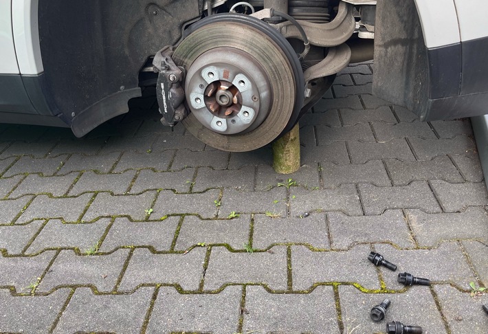POL-HA: Hochwertige Reifensätze gestohlen - Fahrzeuge eines Hohenlimburger Autohauses auf dünne Holzstämme gestellt