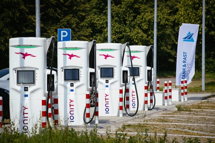 Übergabe der IONITY - Elektroladesäulen auf der Autobahn - Raststätte Wilsdruff Nord am 11.06.2019. Weiterer Text über ots und www.presseportal.de/nr/43853 / Die Verwendung dieses Bildes ist für redaktionelle Zwecke honorarfrei. Veröffentlichung bitte unter Quellenangabe: "obs/Autobahn Tank & Rast/Oliver Killig"