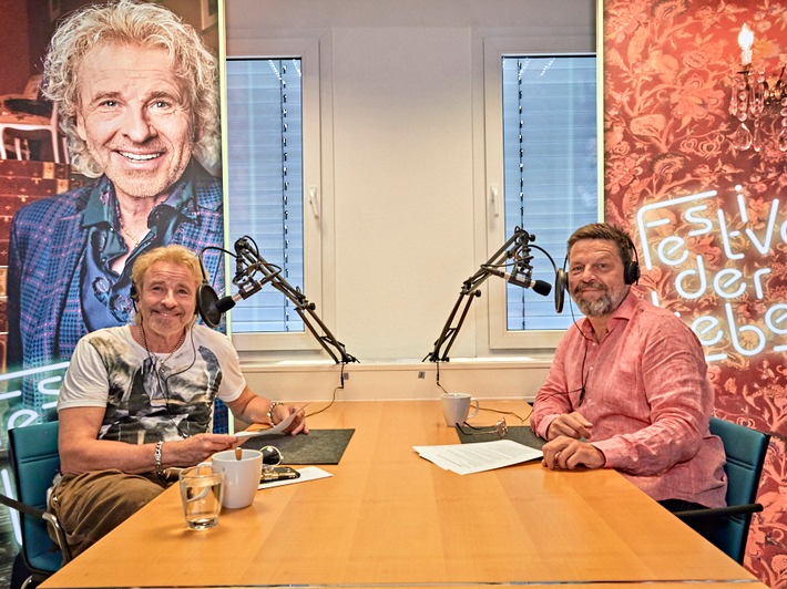 "Freunde, das Alter hat nix mit dem Leben zu tun, ich habe zwar jetzt ein paar Jahre auf dem Buckel, aber ich Blicke das noch voll durch!" - Thomas Gottschalk ist Gast im Festival der Liebe!