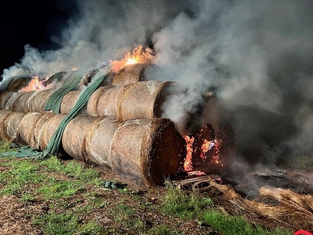POL-PDKL: Brand mehrerer Heuballen