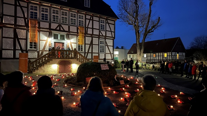 POL-PB: Gleichstellungsbeauftragte rufen zur Solidarität mit Opfern von Femiziden auf - 133 Paar rote Schuhe und Kerzen erinnern an getötete Frauen und Mädchen