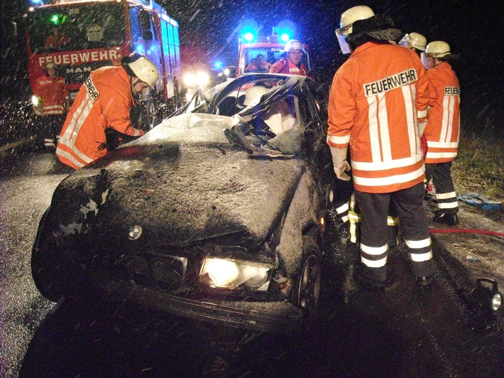 POL-HOL: Landesstraße 581 zwischen Odfeld - Stadtoldendorf: Ins Schleudern geraten und gegen Baum geprallt - 18jährige Fahrerin musste mit Rettungsschere befreit werden -