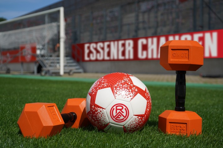 FitX, Rot-Weiss Essen und ESSENER CHANCEN zeigen Rassismus die Rote Karte